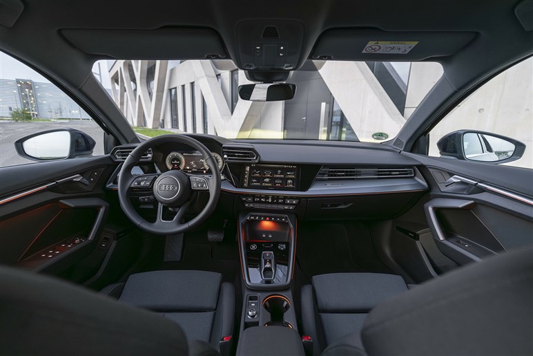 アウディ新型「Q6」激写！ 全長5m超×横幅2m超のビッグボディを2.0Lターボで駆る。26～27年登場か？