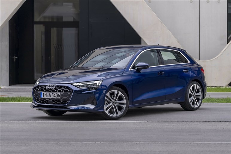 アウディ新型「Q6」激写！ 全長5m超×横幅2m超のビッグボディを2.0Lターボで駆る。26～27年登場か？