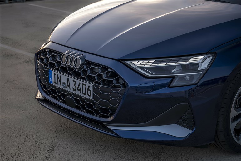 アウディ新型「Q6」激写！ 全長5m超×横幅2m超のビッグボディを2.0Lターボで駆る。26～27年登場か？