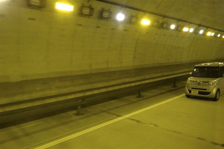 「左折時にやたら右に膨らむ」「夜ライトをつけない」みたいなクルマに遭遇した時どうするとよいのか？