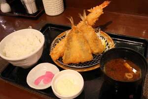 主役は巨大なエビフライ!?　愛知県岡崎市『うおのぶ食堂』はリピート客で賑わう人気店だった　美味しいアジフライを求めて走る旅