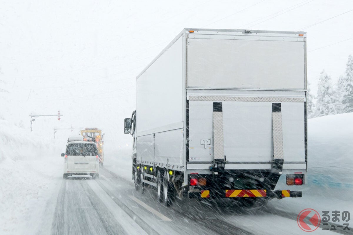 大雪のなか「4件の立ち往生」が発生！ 大型車が「チェーン未装着」で走行し“峠越え”できず… 3日からの大雪で「スタック車両」多発 国道で交通規則も 山形・宮城