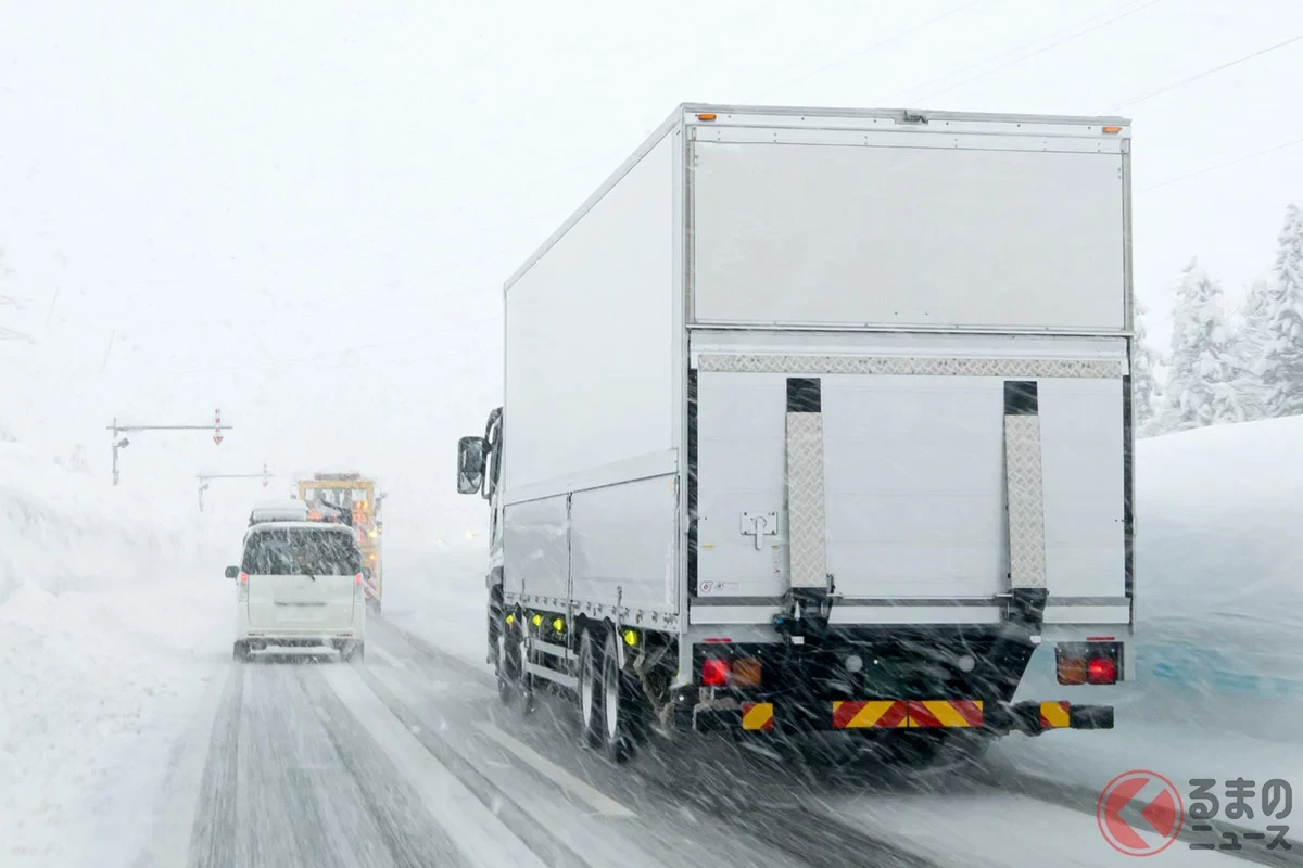 大雪のなか「4件の立ち往生」が発生！ 大型車が「チェーン未装着」で走行し“峠越え”できず… 3日からの大雪で「スタック車両」多発 国道で交通規則も 山形・宮城