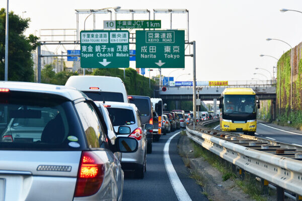 「アクアライン大渋滞！千葉回りも大渋滞！」どっちがまだマシ…？ 房総からの帰り道「地獄の2方面ブロック」の根本原因 じつは“天気”もポイント