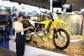 日本導入の発表はまだ!? スズキ注目の新型スーパーモトモデル「DR-Z4SM」の開発秘話を広報さんに直撃インタビュー