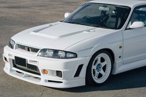 伝説のNISMO 400Rルックと800馬力エンジンの特別なR33型GT-R！予想を大きく上まわる約2333万円で落札