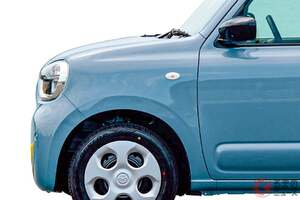 マツダ“新”「軽セダン」がスゴイ！ ３年ぶり顔面刷新＆最上級４WDモデル設定！ リッター28.2km走る「キャロル」が販売店でも話題に