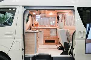 エアコン完備で愛犬ベット付き。老舗が本気で造ったハイエースキャンパーは、まさに移動できる“ペットホテル”です。