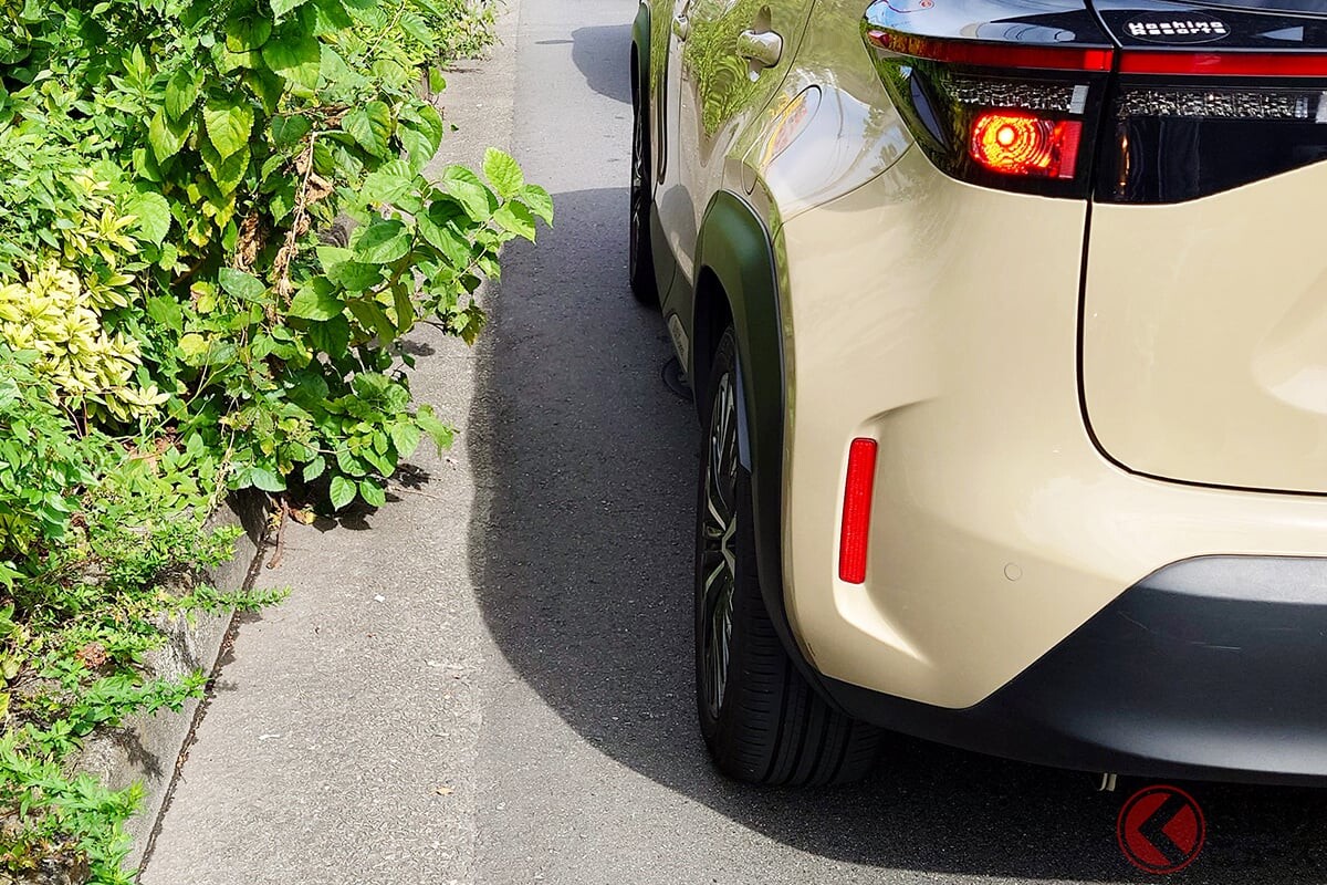 クルマの「左寄せ」苦手な人多数!? 難しい「左側の車両感覚」をつかむ『カンタンな方法』がスゴい！ JAFが推奨する“コツ”とは