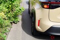 クルマの「左寄せ」苦手な人多数!? 難しい「左側の車両感覚」をつかむ『カンタンな方法』がスゴい！ JAFが推奨する“コツ”とは