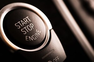 【意外と知らない】「エンジンの緊急停止」の方法。重大事故を避けるために知っておくべきやり方と注意点