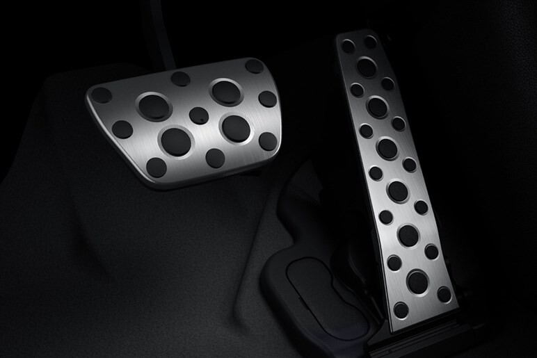 【意外と知らない】「エンジンの緊急停止」の方法。重大事故を避けるために知っておくべきやり方と注意点