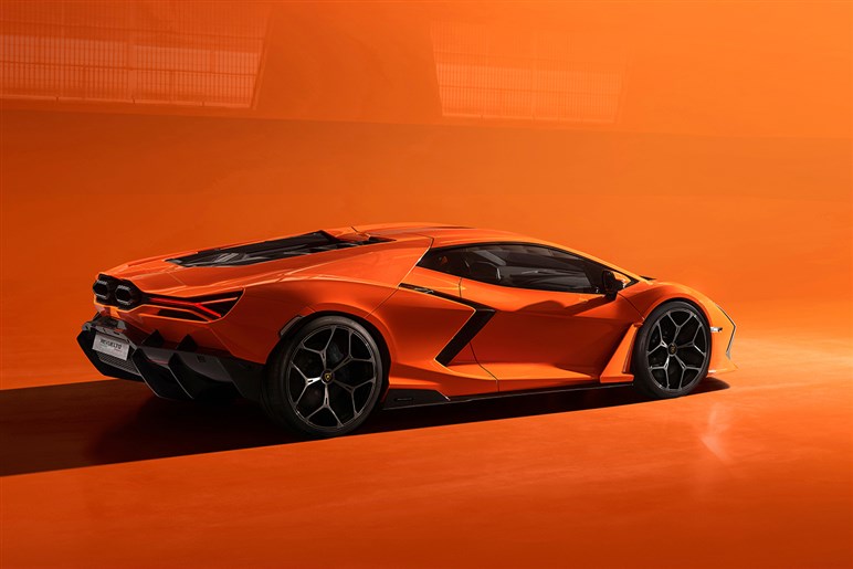 【限定29台】ランボルギーニ新型「フェノメノ」ティザー公開。強化されたV12エンジンは「レヴエルト」の1015ps超か