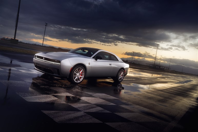 さようなら巨大V8エンジン… 新型ダッジ チャージャーは670psの新時代電動マッスルカー！