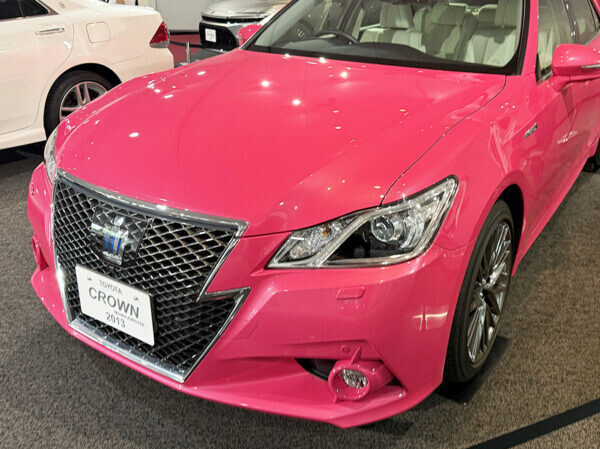 「これ、トヨタ公式だったの…」 他のクルマがモノクロに見える衝撃度「ピンクのクラウン」は一体何だったのか？ “2つの説”とは？