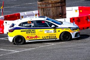 前年はリタイア、国沢光宏がラリージャパン2023でクラス優勝。参戦車両のルノー・ルーテシアを展示へ