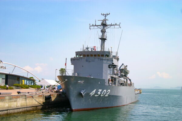 海自の「怪物パワー艦」が大集結！ “巨大な補給艦を引っ張る”訓練の様子を捉えた画像が公開