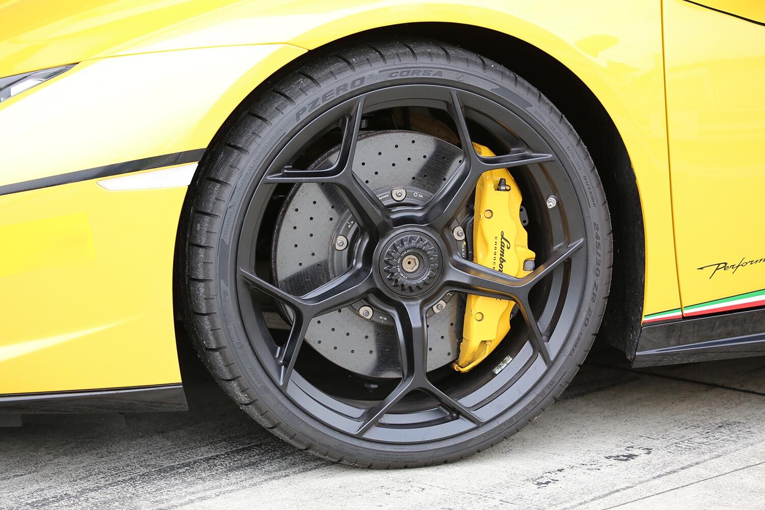 たった１本を回すだけでホイールの脱着可能！　便利なハズの「センターロックナット」が量産車に普及しないワケ