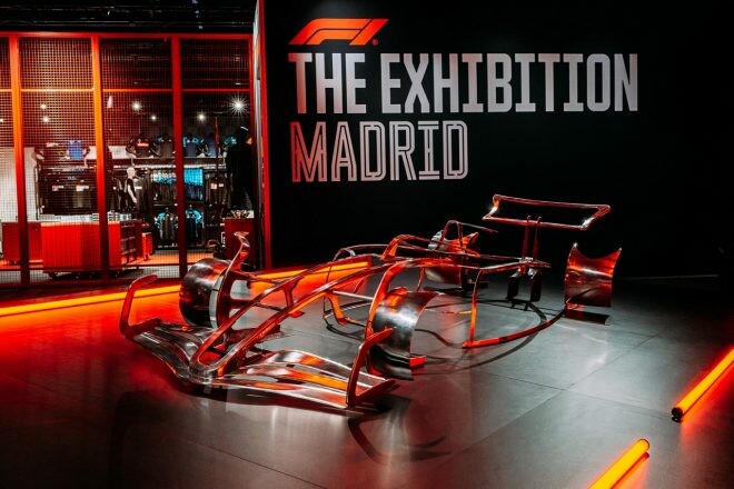 大盛況のF1公式巡回展『F1 Exhibition』をサインツが訪問「ファンは絶対に見るべき」