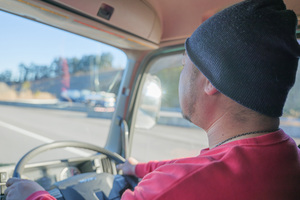 孤独な環境で延々と走るだけ！　トラックドライバーは運転時間をどうやって過ごしているのか？