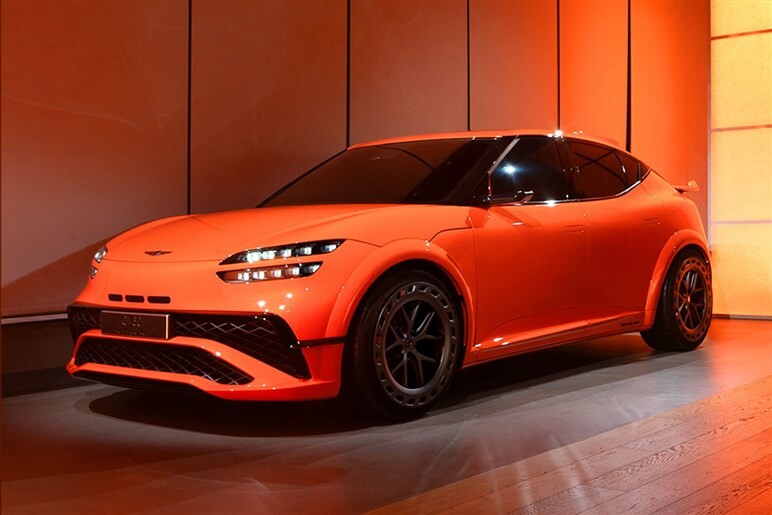 【レクサスUXのライバル】ジェネシス「GV60」の高性能版が公開間近。700PS弱の激辛小型SUVが爆誕