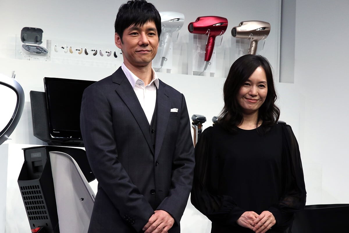 女優「奥貫薫」が“高級輸入車”の愛車とお別れ！ 9年のお付き合いで泣く泣く「さよなら」したドイツ車とは