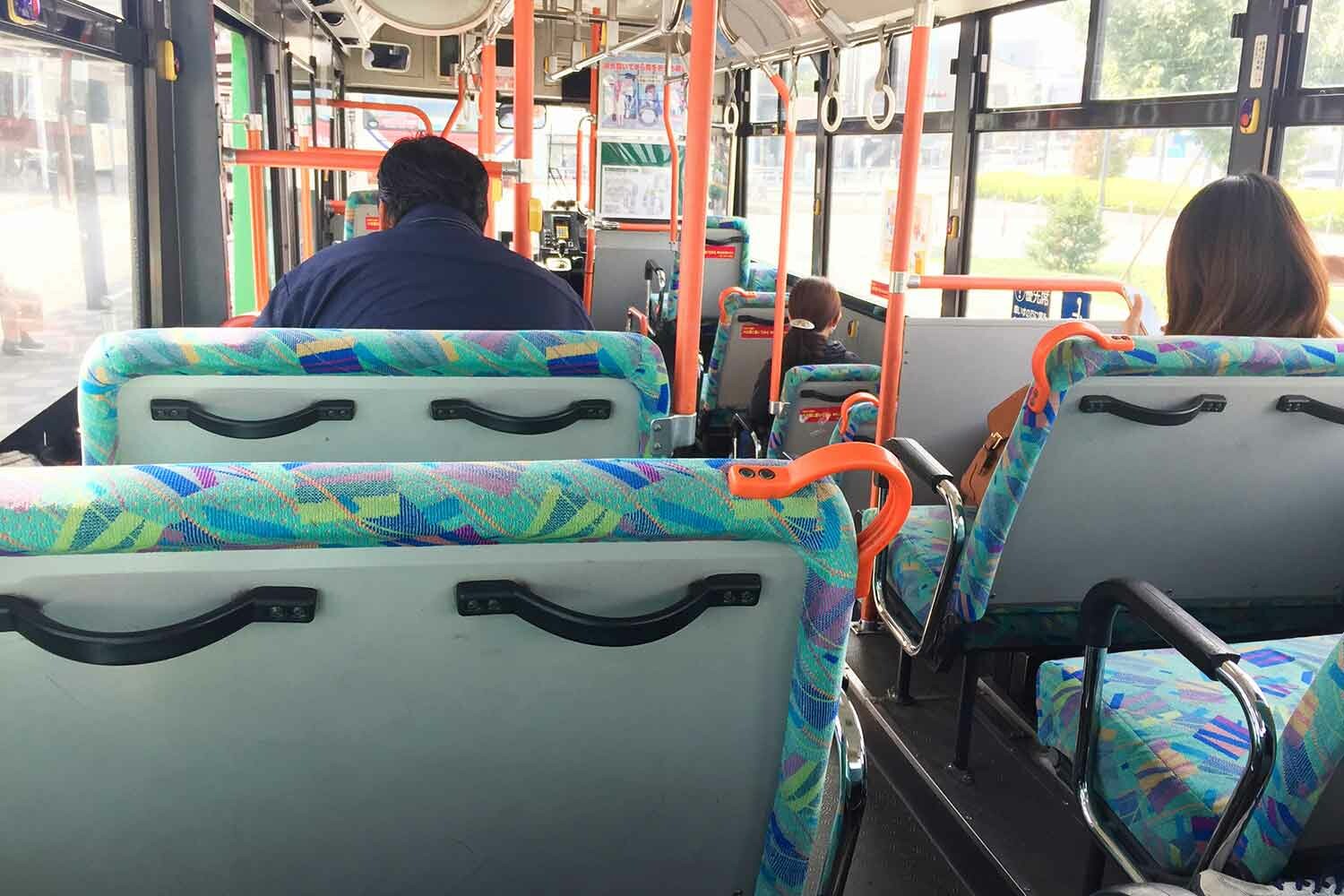 座席の選択肢は普通のクルマの比じゃない！　バスの「乗り心地による特等席」はドコかを考えてみた