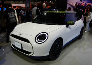 英国のシンボリックな2つのブランド“MINI”“Paul Smith”がコラボした「ミニ・ポール・スミス エディション」の日本における受注がスタート