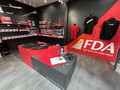 えっ…”エアライングッズ店”ですよね？ 静岡空港に出現の「やたらオシャレなFDAのお店」…なぜ”服屋感マシマシ”なのか