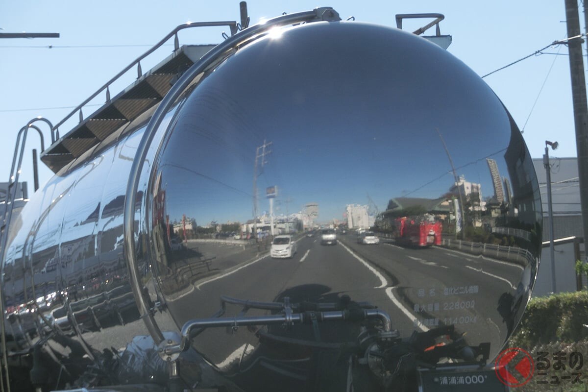 なぜ「ネコ耳」付いてる？ カタチが“四角じゃなく丸い”の？ 街中で見かけるタンクローリーの謎
