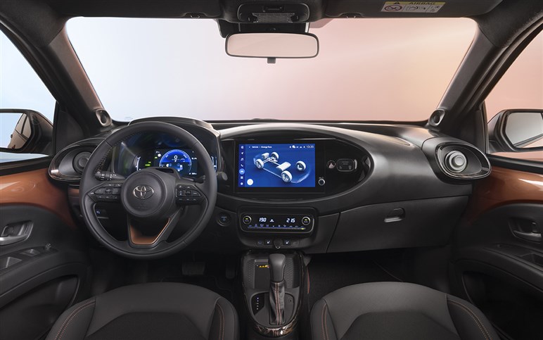 これこそ日本にピッタリ！ 欧州でトヨタ「アイゴX」がマイチェン。全車ハイブリッド化でもはや無敵の存在に