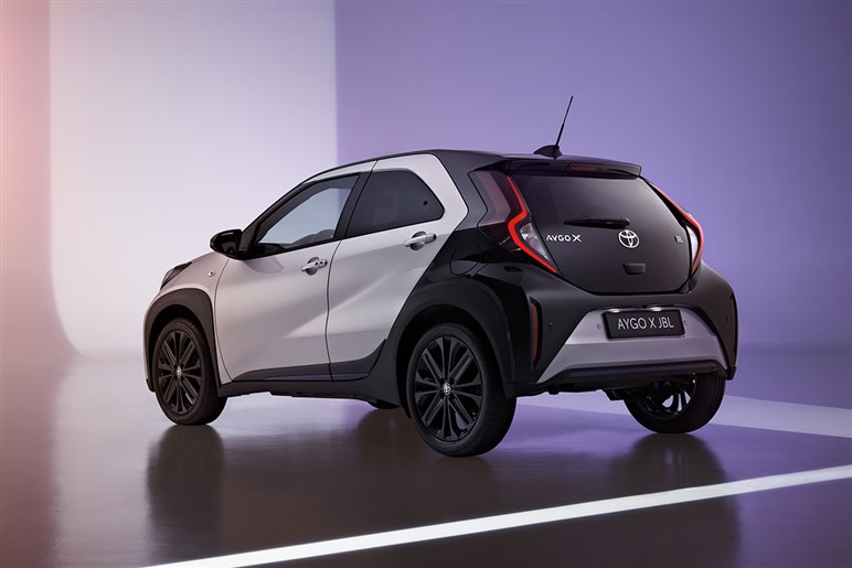 これこそ日本にピッタリ！ 欧州でトヨタ「アイゴX」がマイチェン。全車ハイブリッド化でもはや無敵の存在に