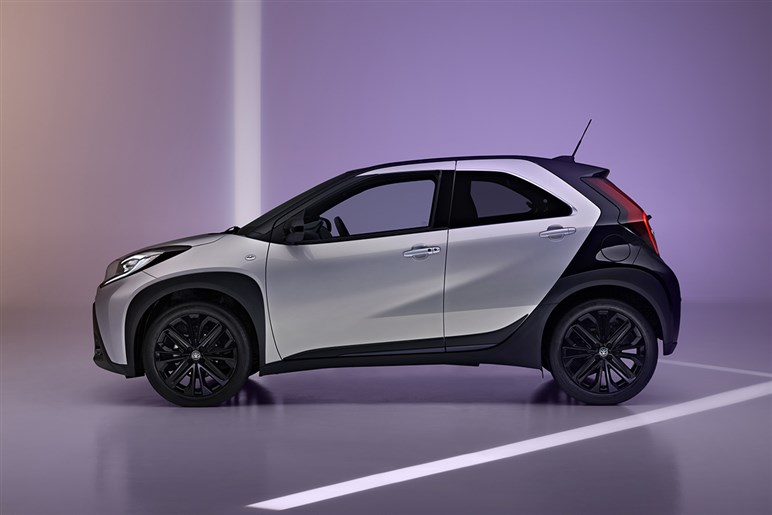 これこそ日本にピッタリ！ 欧州でトヨタ「アイゴX」がマイチェン。全車ハイブリッド化でもはや無敵の存在に