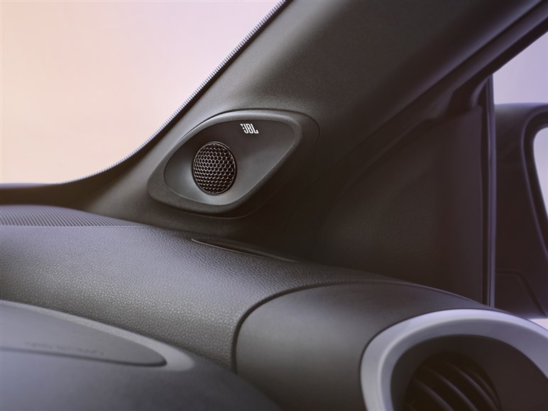 これこそ日本にピッタリ！ 欧州でトヨタ「アイゴX」がマイチェン。全車ハイブリッド化でもはや無敵の存在に