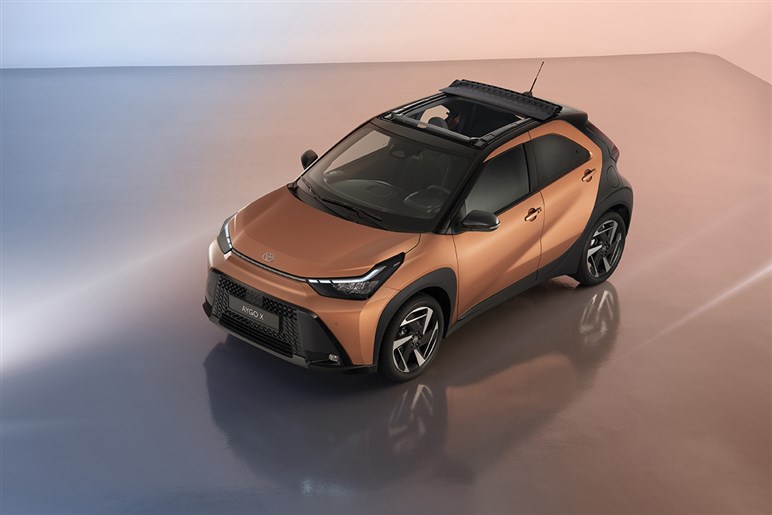 これこそ日本にピッタリ！ 欧州でトヨタ「アイゴX」がマイチェン。全車ハイブリッド化でもはや無敵の存在に