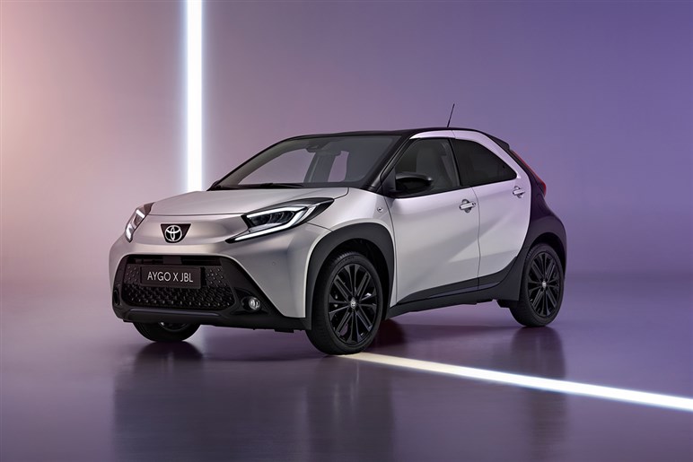 これこそ日本にピッタリ！ 欧州でトヨタ「アイゴX」がマイチェン。全車ハイブリッド化でもはや無敵の存在に