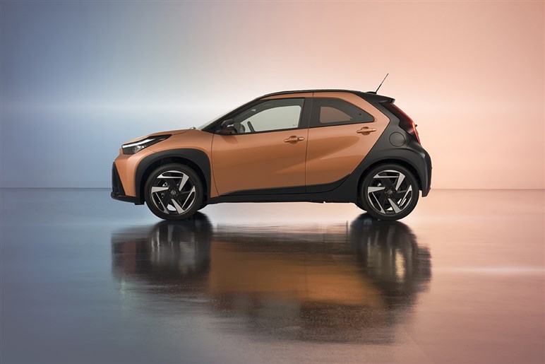 これこそ日本にピッタリ！ 欧州でトヨタ「アイゴX」がマイチェン。全車ハイブリッド化でもはや無敵の存在に