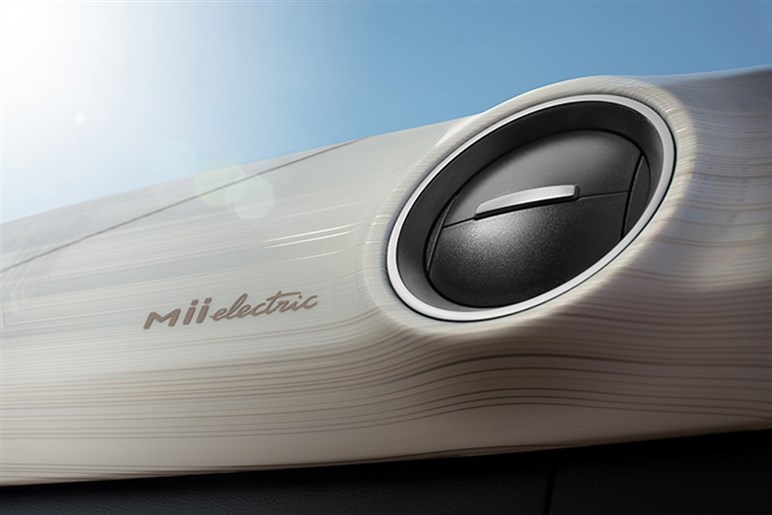 これこそ日本にピッタリ！ 欧州でトヨタ「アイゴX」がマイチェン。全車ハイブリッド化でもはや無敵の存在に