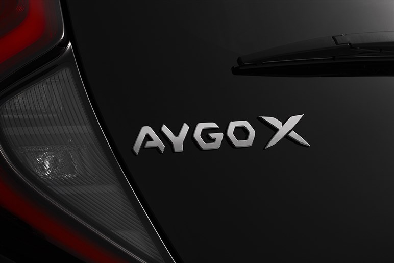 これこそ日本にピッタリ！ 欧州でトヨタ「アイゴX」がマイチェン。全車ハイブリッド化でもはや無敵の存在に
