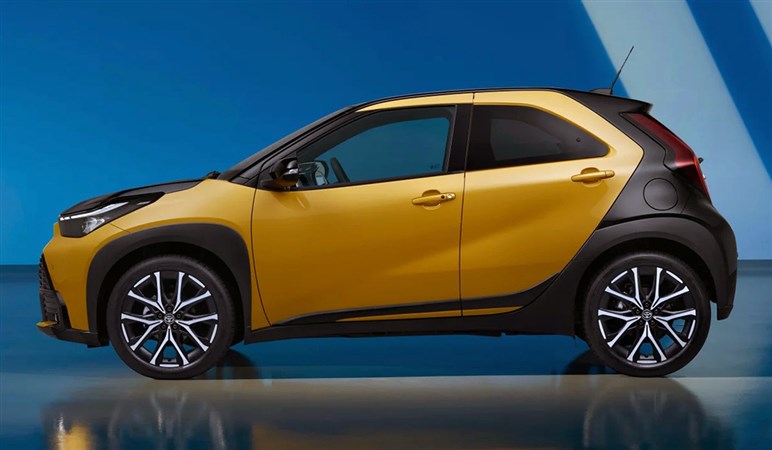 これこそ日本にピッタリ！ 欧州でトヨタ「アイゴX」がマイチェン。全車ハイブリッド化でもはや無敵の存在に