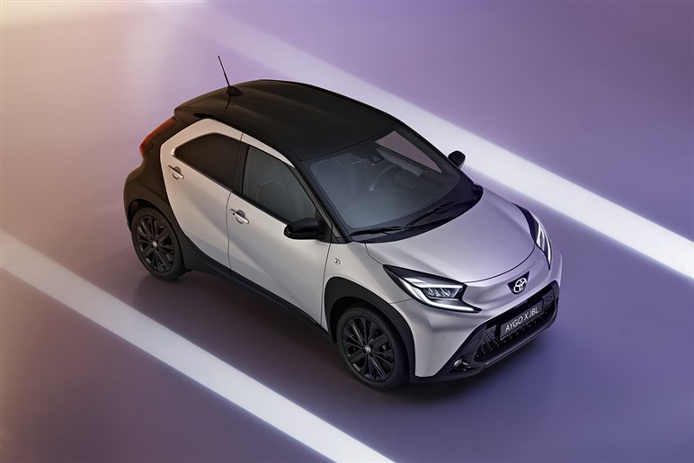 これこそ日本にピッタリ！ 欧州でトヨタ「アイゴX」がマイチェン。全車ハイブリッド化でもはや無敵の存在に