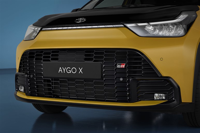 これこそ日本にピッタリ！ 欧州でトヨタ「アイゴX」がマイチェン。全車ハイブリッド化でもはや無敵の存在に