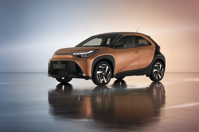 これこそ日本にピッタリ！ 欧州でトヨタ「アイゴX」がマイチェン。全車ハイブリッド化でもはや無敵の存在に