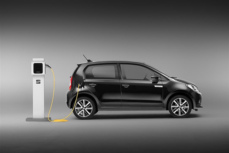 これこそ日本にピッタリ！ 欧州でトヨタ「アイゴX」がマイチェン。全車ハイブリッド化でもはや無敵の存在に
