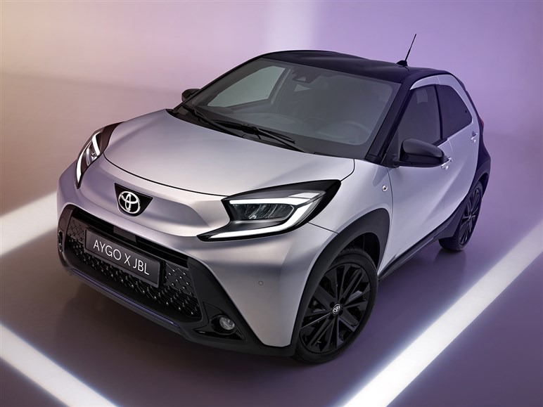 これこそ日本にピッタリ！ 欧州でトヨタ「アイゴX」がマイチェン。全車ハイブリッド化でもはや無敵の存在に