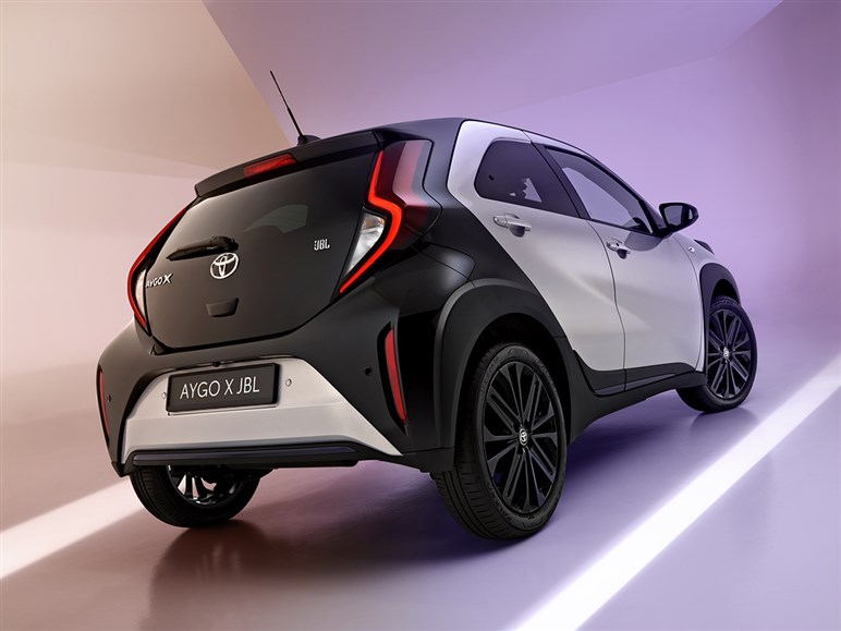 これこそ日本にピッタリ！ 欧州でトヨタ「アイゴX」がマイチェン。全車ハイブリッド化でもはや無敵の存在に