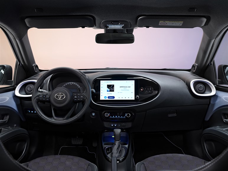 これこそ日本にピッタリ！ 欧州でトヨタ「アイゴX」がマイチェン。全車ハイブリッド化でもはや無敵の存在に