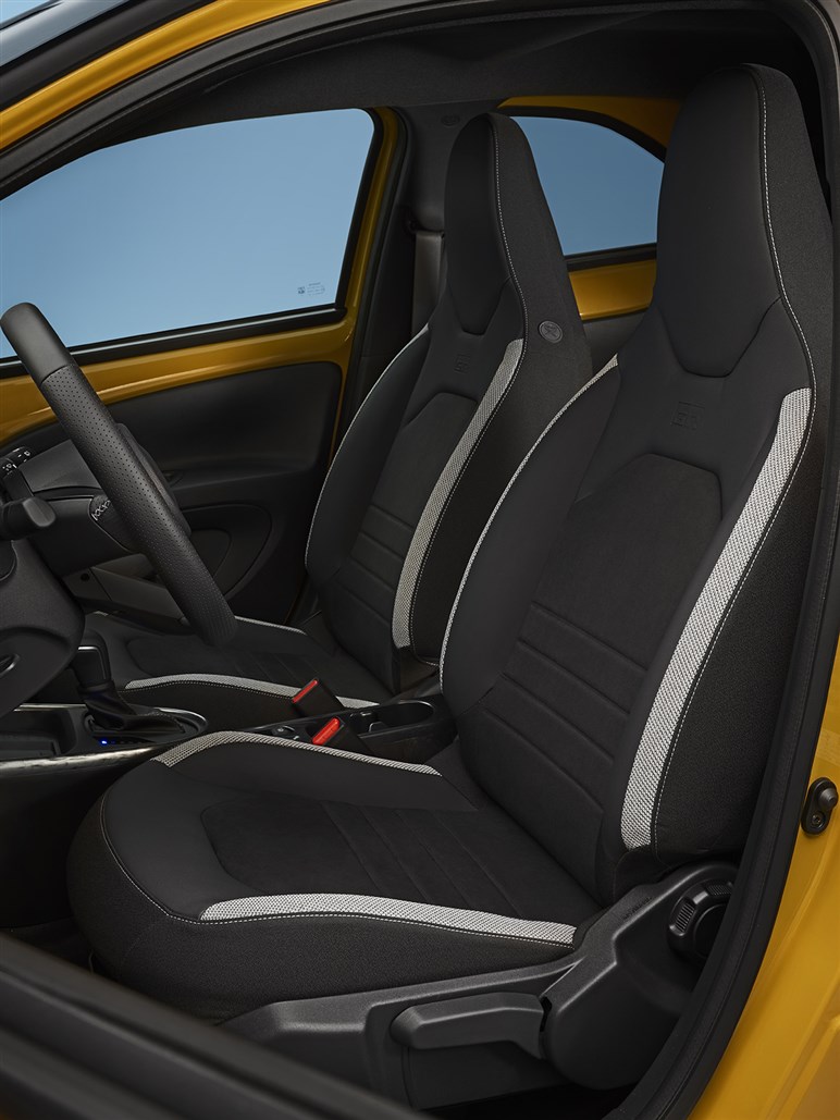 これこそ日本にピッタリ！ 欧州でトヨタ「アイゴX」がマイチェン。全車ハイブリッド化でもはや無敵の存在に
