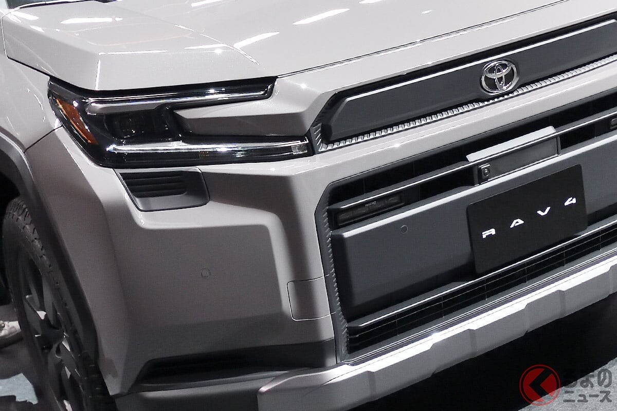 トヨタ新型「RAV4」カクカクスタイル＆斬新“サメ顔”採用！ オフロード感がサイコーなタフ仕様「アドベンチャー」25年度内発売へ！