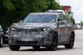 【見た目激変】ノイエ・クラッセ顔をまとった659psの怪物を捕捉。BMW「iX5 M70」対ポルシェ戦線へ
